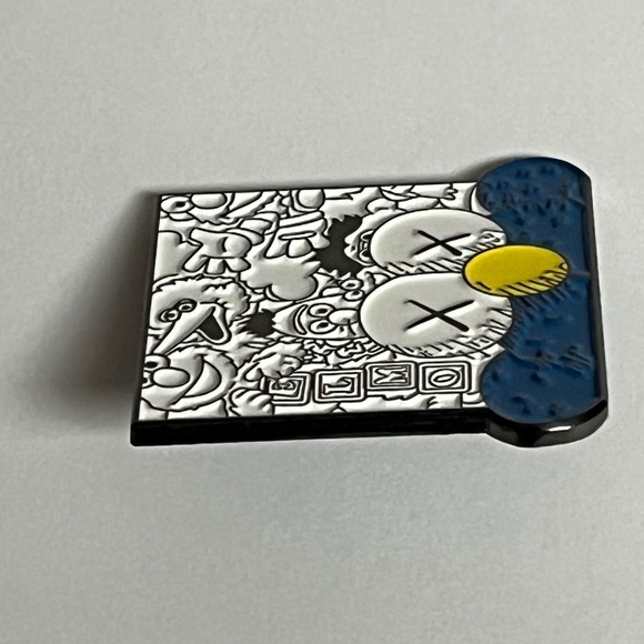 Sesame Street x KAWS Hat Pin Pins Streetwear Hats Bag Fitted New Era Mashup Elmo - Picture 4 of 8